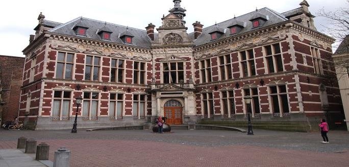 Het Academiegebouw aan het Domplein met schilderij van Voetius