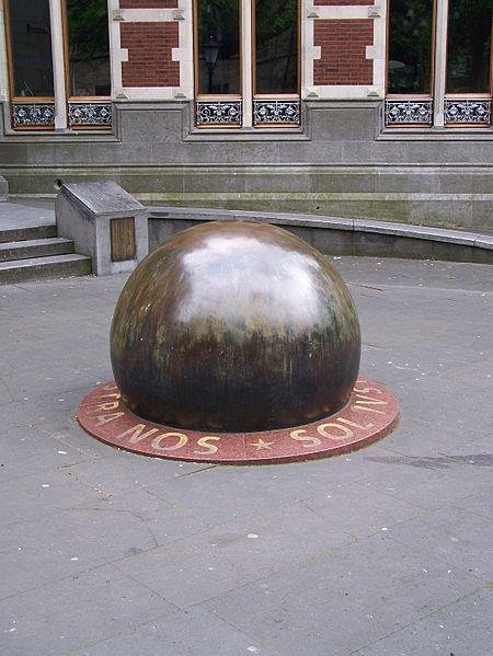 Pallas Athene boven de toegang van het Academiegebouw