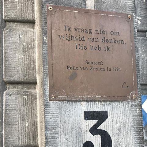 Belle van Zuylen - tegel aan de Kromme Nieuwegracht